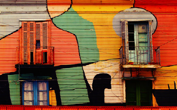 A arte de rua é transmitida a casas e edifícios coloridos.