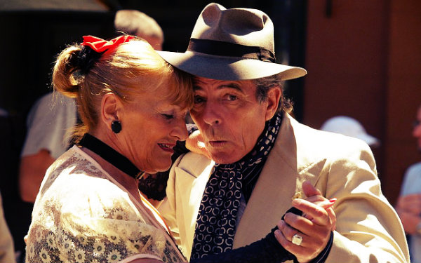 Todas as faixas etárias tem o tango como tradição.
