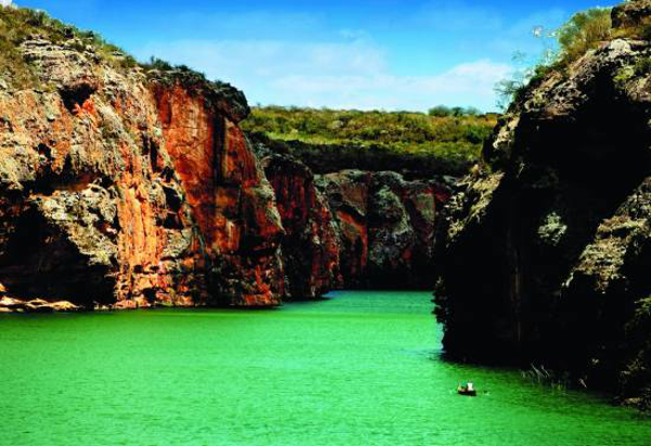 Além das enormes pedrarias, você também poderá observar paisagens de águas belíssimas. 