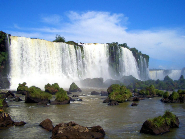 As cataratas são um dos principais pontos turísticos do estado do Paraná.