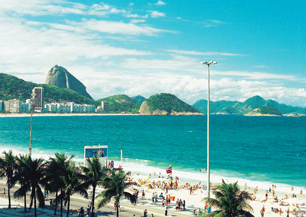 A Praia de Copacabana está localizada no Rio de Janeiro e é o principal pouso dos turistas estrangeiros. 